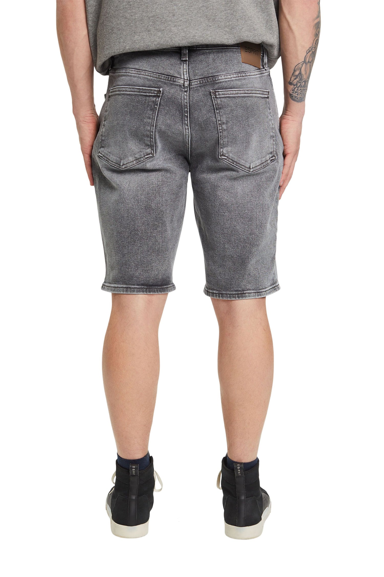 Lockere Jeansshorts in schmaler Passform