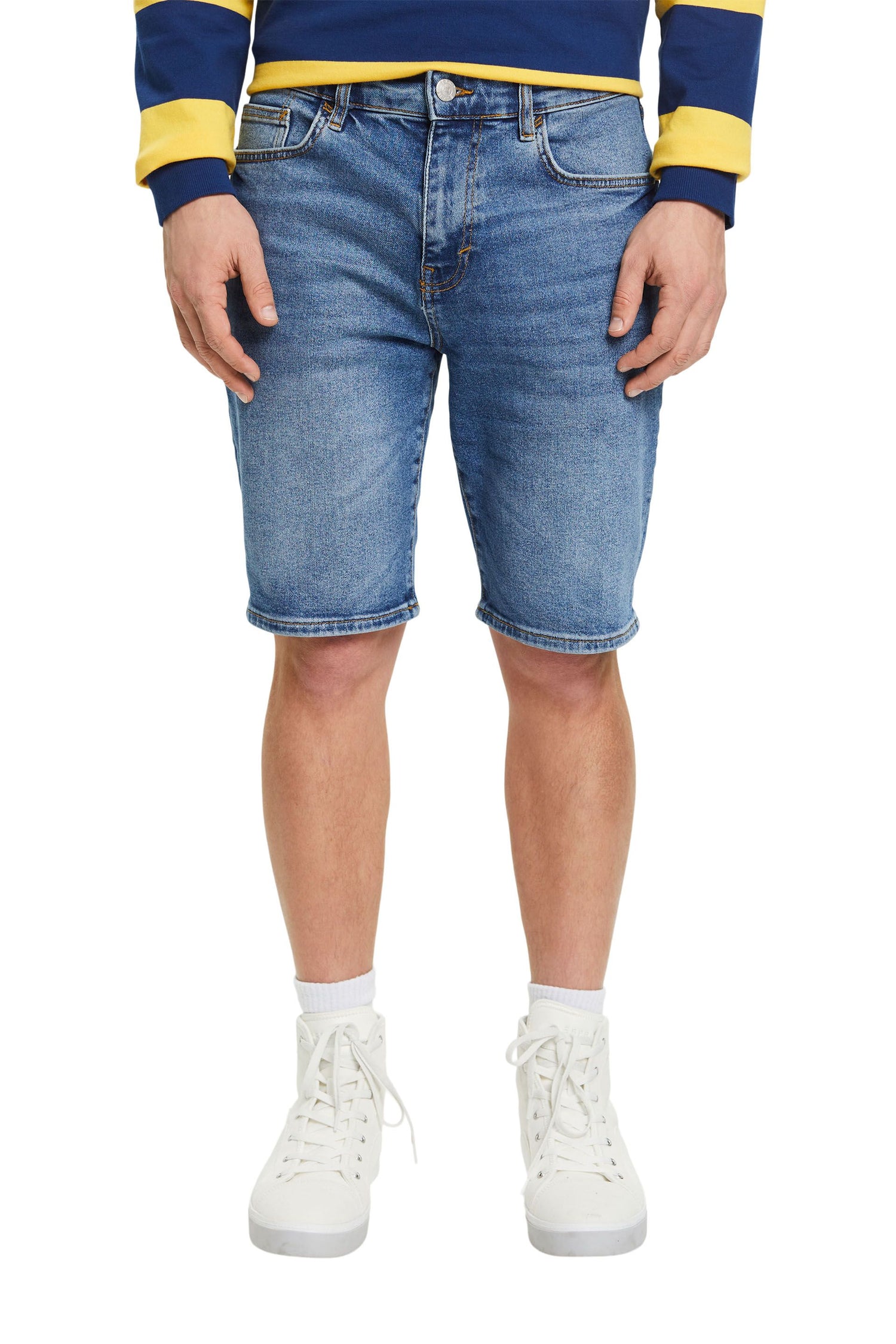 Lockere Jeansshorts in schmaler Passform